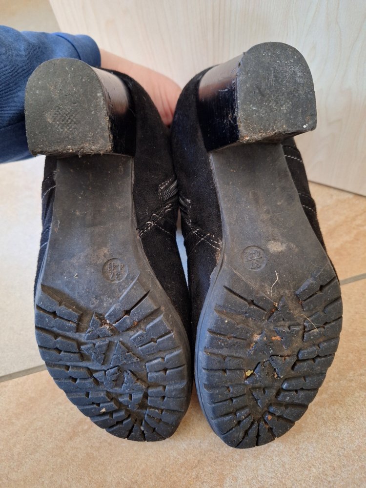 schwarze Stiefel mit Absatz, Gr. 37 / Stiefeletten