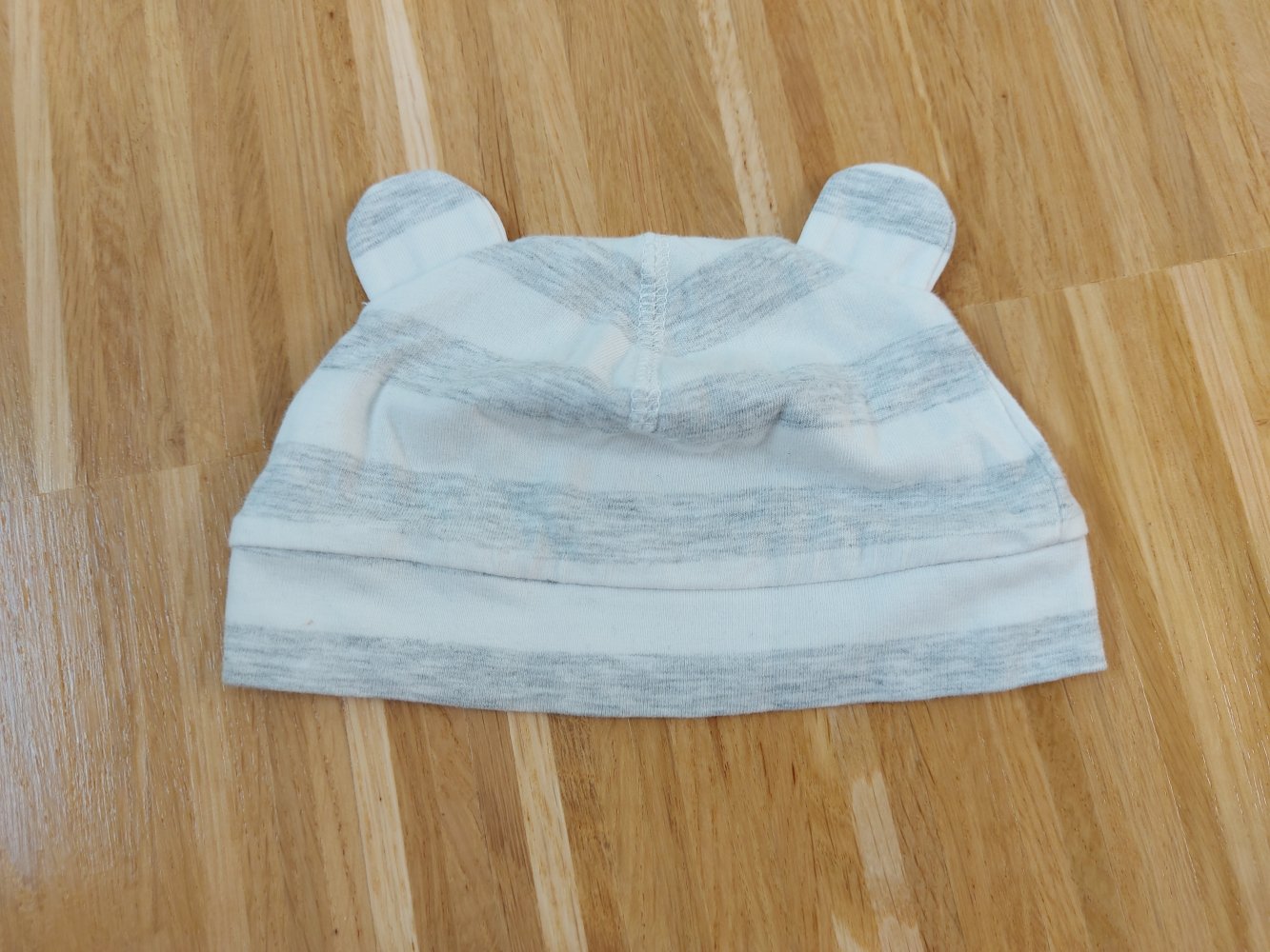 grau-weiß gestreifte Babymütze mit Öhrchen