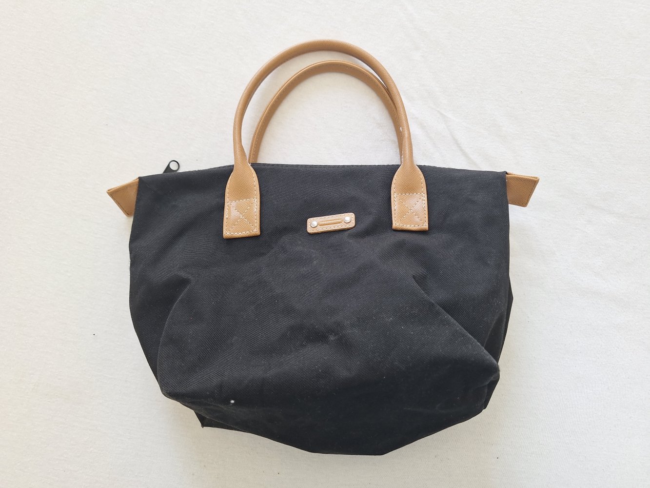 kleine schwarze Handtasche