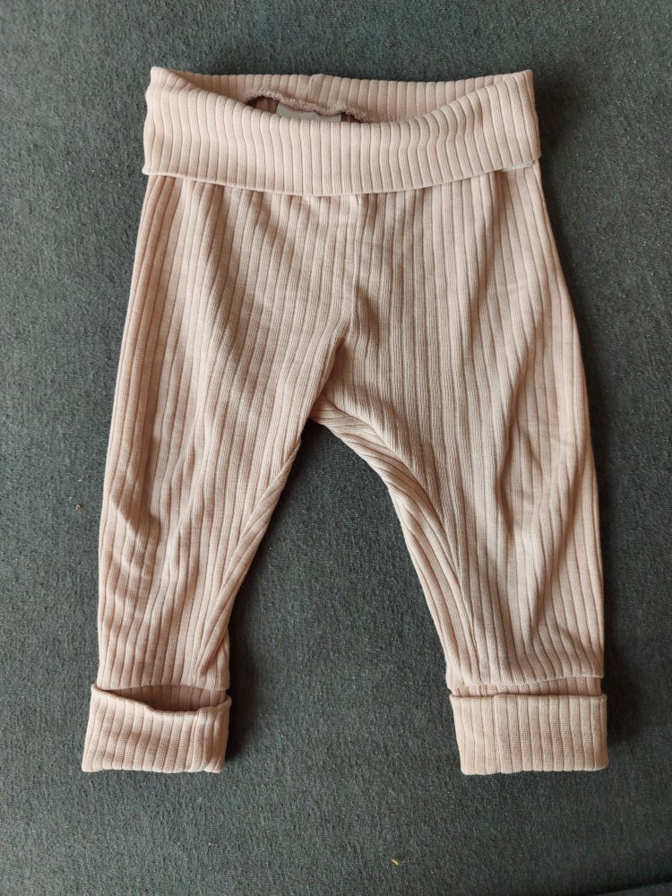 3-teiliges geripptes altrosa Bekleidungsset bestehend aus Wickelbody, Hose und Mützchen Gr. 74