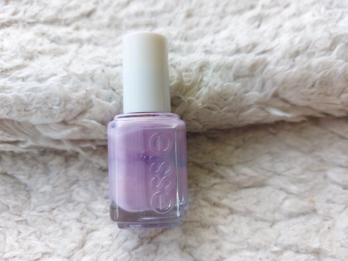 fliederfarbener Essie Nagellack Bridal #411 groom service