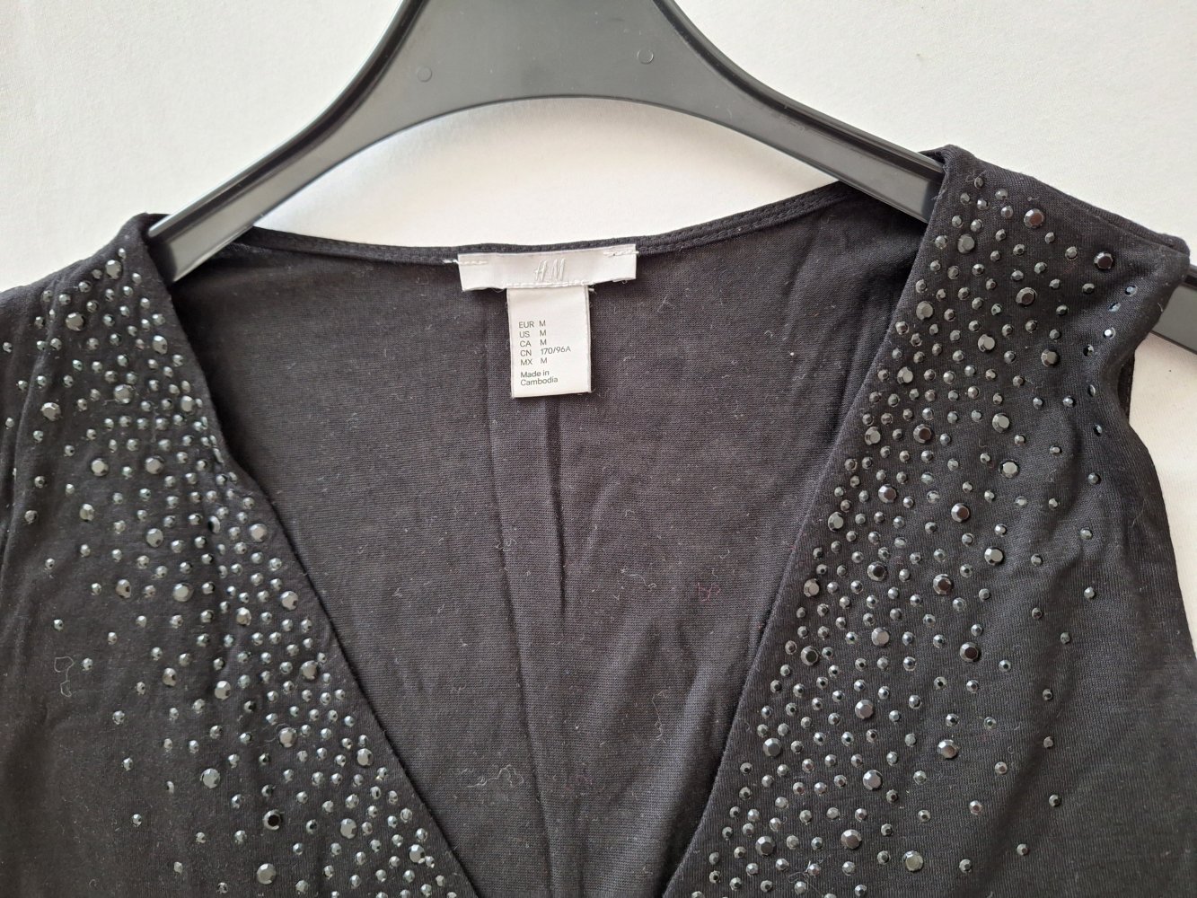 schwarzes Shirt mit schwarzen Steinen am V-Ausschnitt, Gr. M
