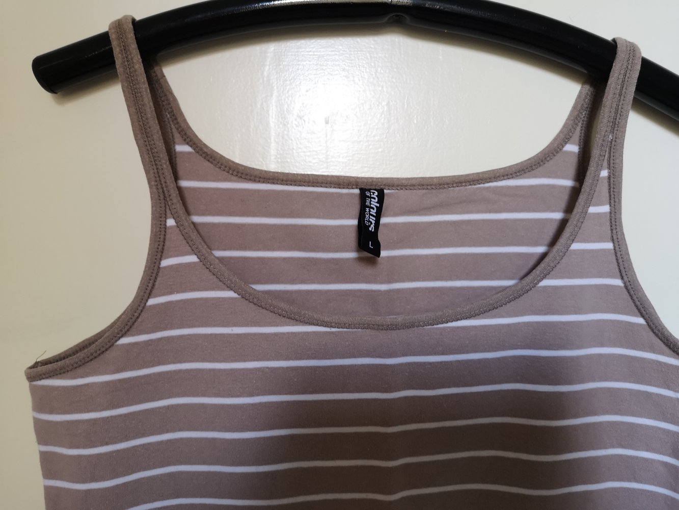 beige-gestreiftes Tanktop mit weißen Streifen