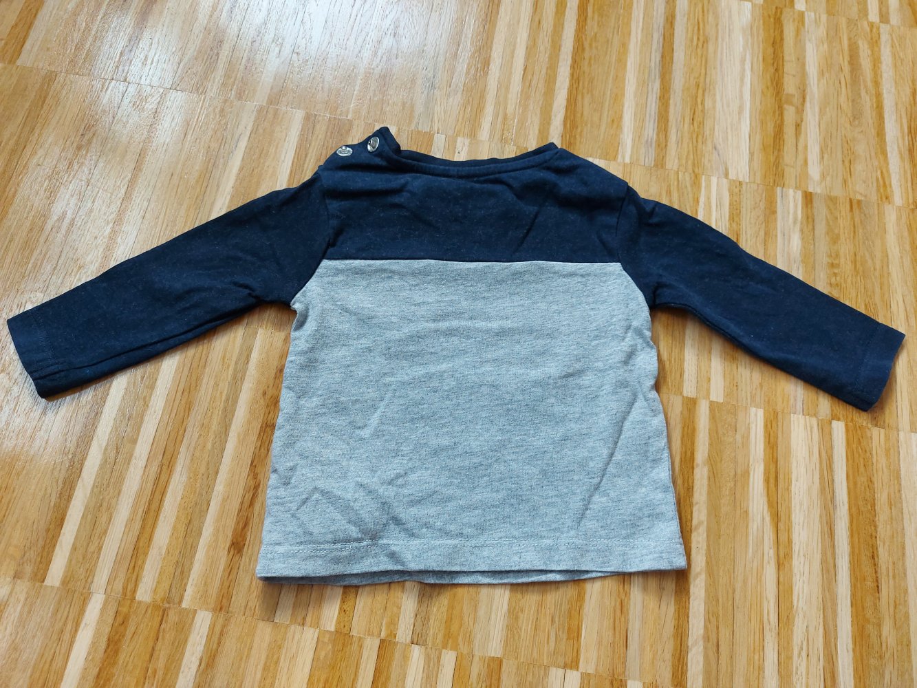 dunkelblau-grauer Babypullover mit kleinem Flugzeug von s.Oliver, Gr. 62