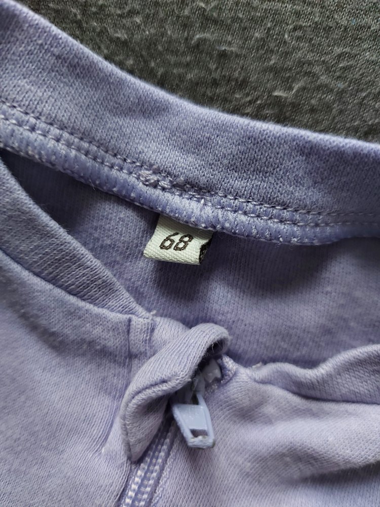 lilafarbener Babyschlafanzug mit Reißverschluss, Gr. 68