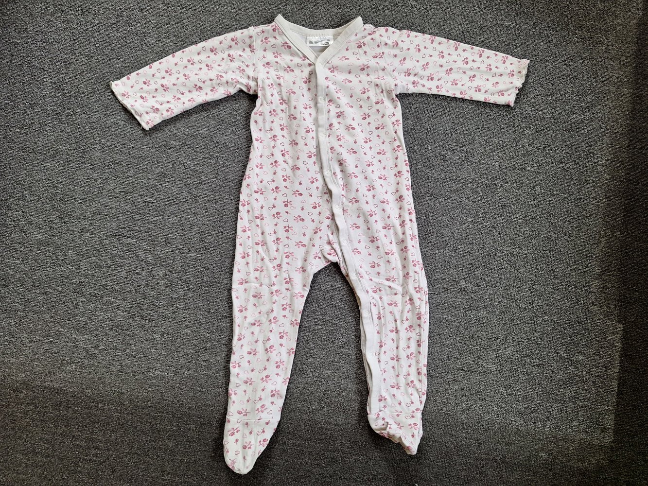 weißer Langarmpyjama mit pinken Blumen/Rosen, Gr. 86