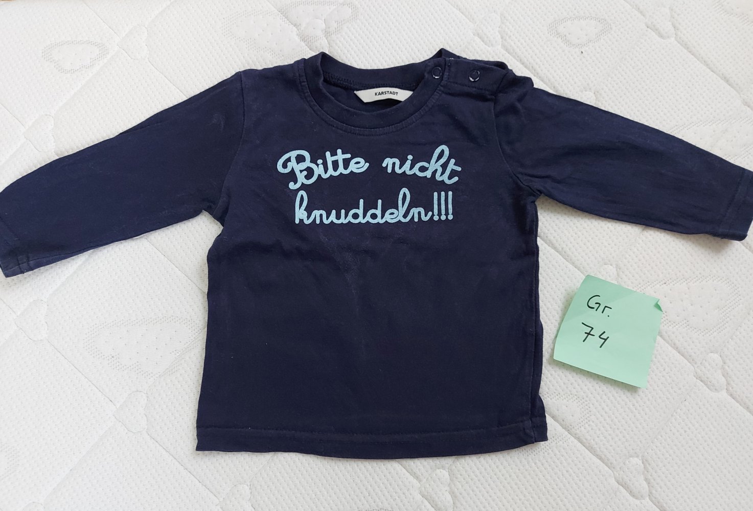 langärmliger dunkelblauer Babypullover 