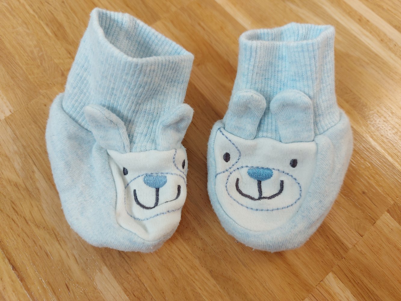 hellblaue Babyschühchen mit Hasenmotiv und -öhrchen