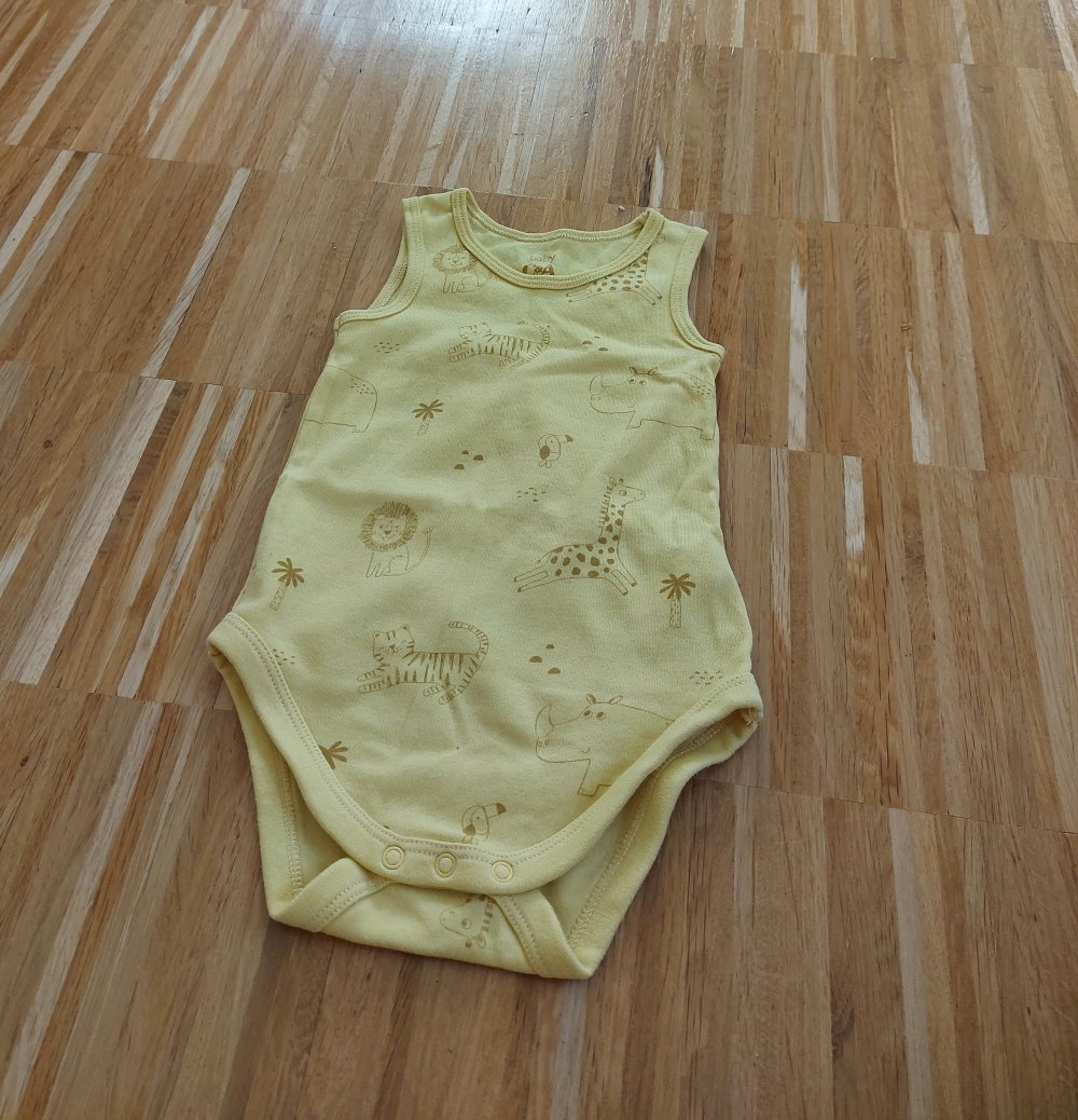 kurzärmliger gelber Babybody Gr. 74 mit Giraffen, Tigern, Löwen, Nashorn