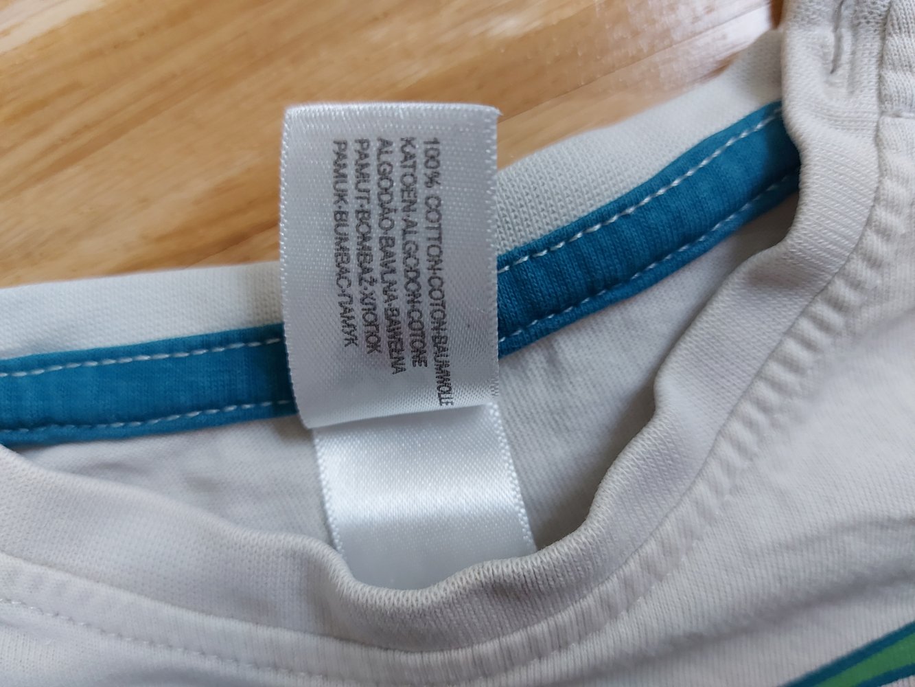 langärmliger cremeweißer Babypullover mit Traktor 