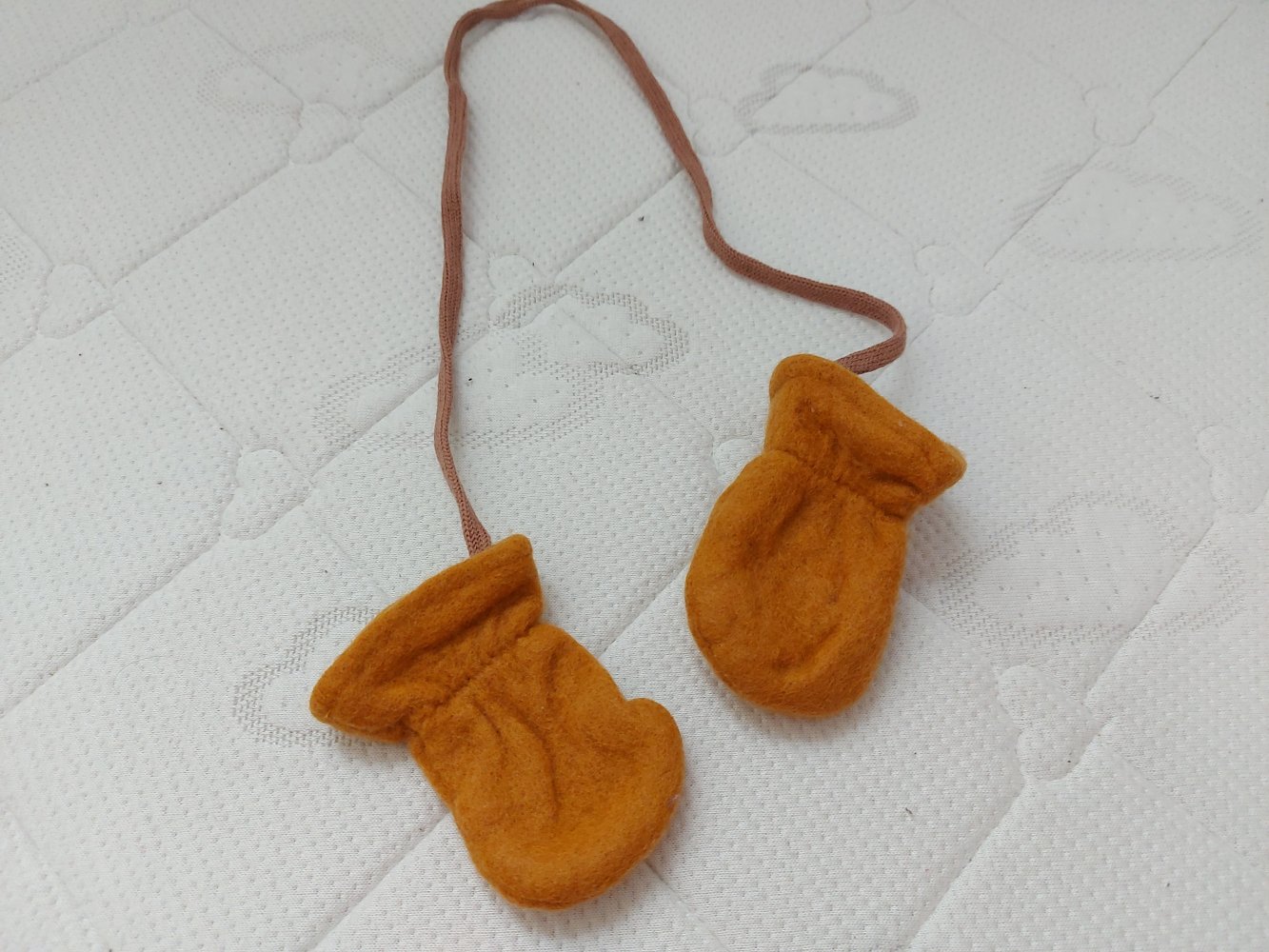  ockerfarbene Babyhandschuhe aus Merinowolle / Merinowollfäustlinge für Babys / Karamell-braun Woll Fleece Baby Fäustel