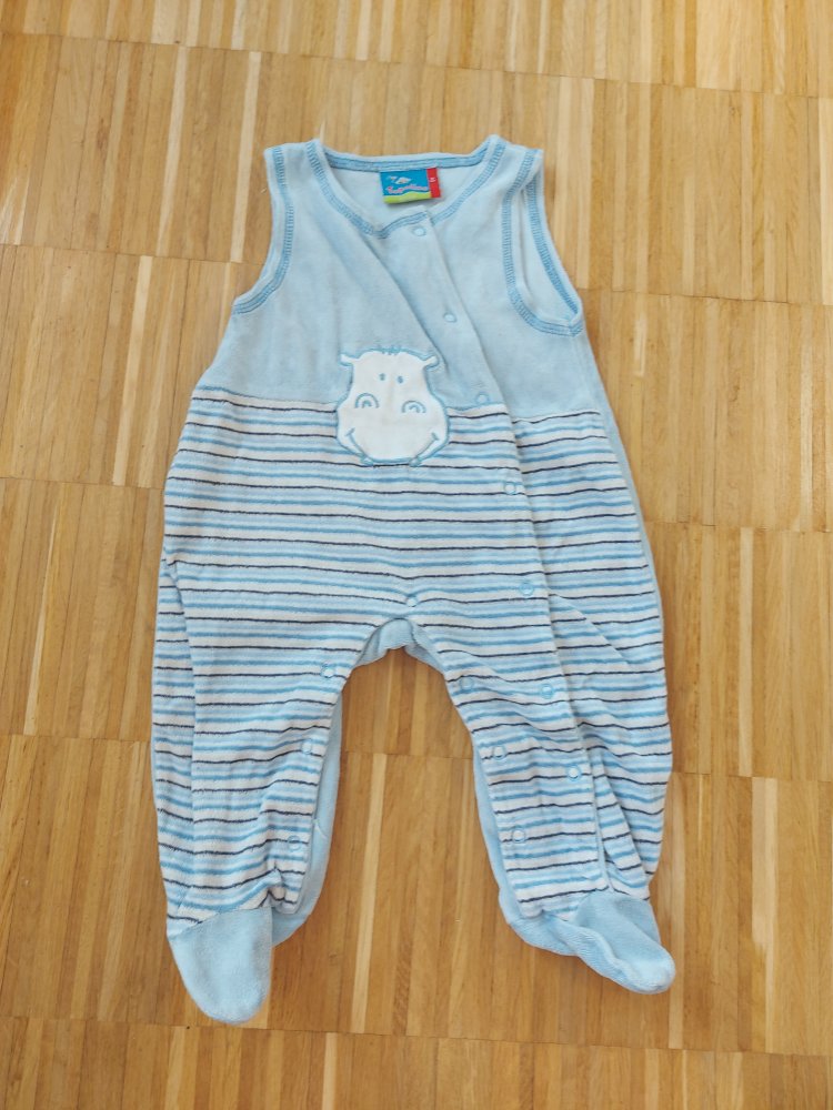 hellblauer Babystrampler Gr. 62/68 Nilpferd