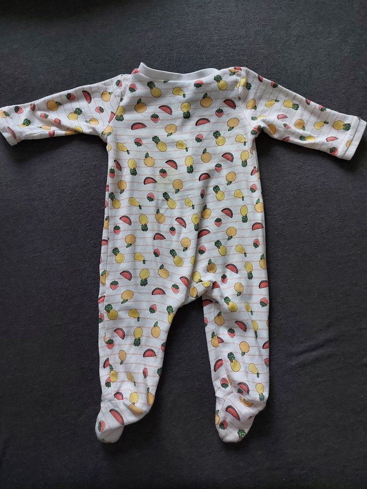 weißer Babyschlafanzug mit buntem Sommerobst Gr. 62/68