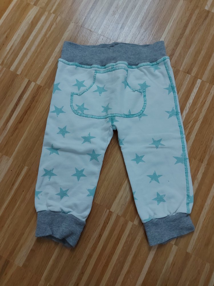weiße Babyhose mit türkisen Sternchen