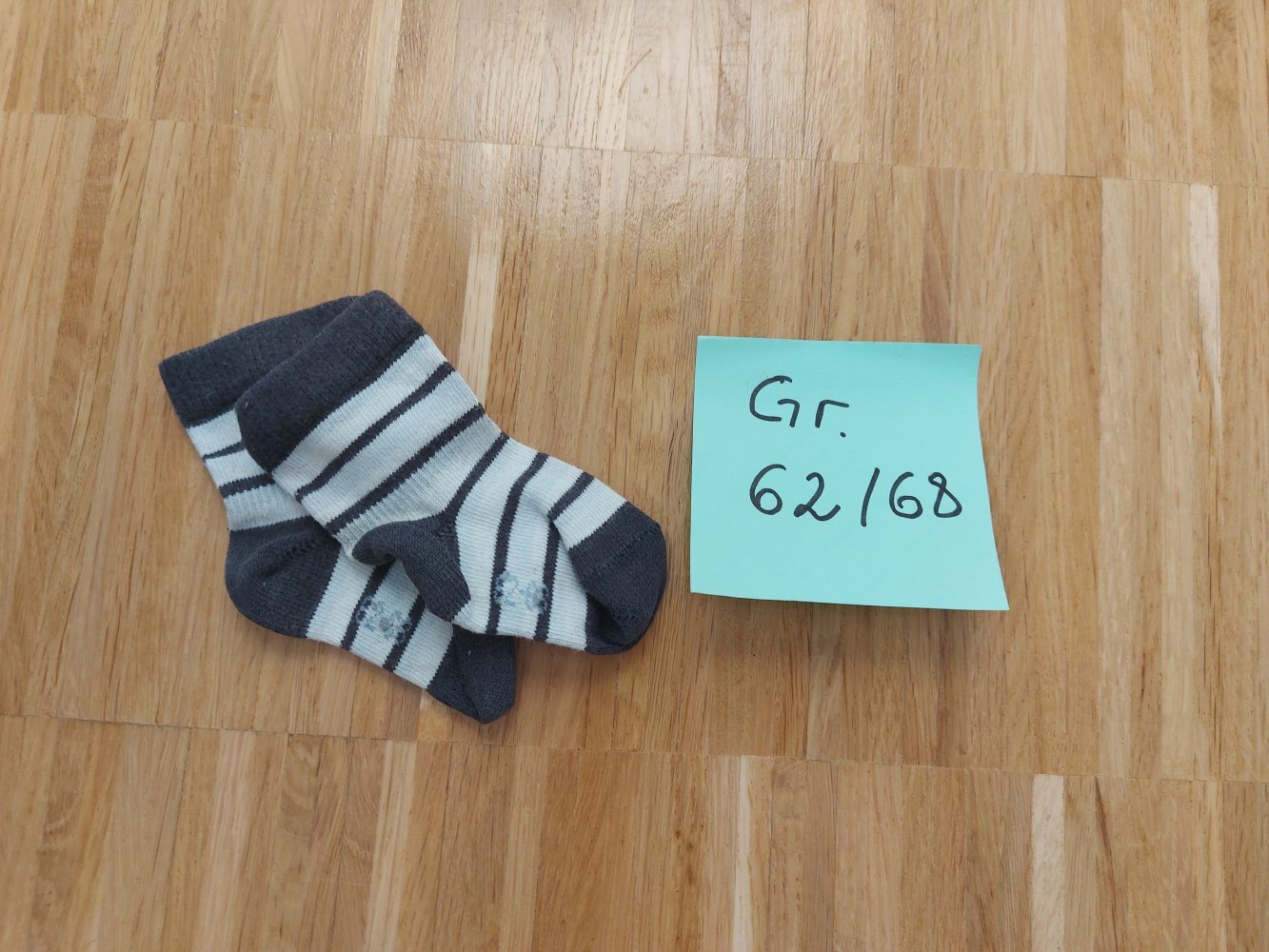 dunkelgrau-weiß gestreifte Babysocken von FALKE, Gr. 62/68
