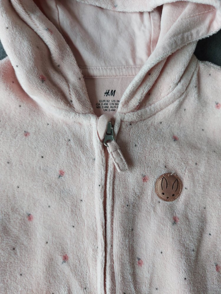 Rosa Baby-Overall mit Reißverschluss und Hasenohren, Gr. 62