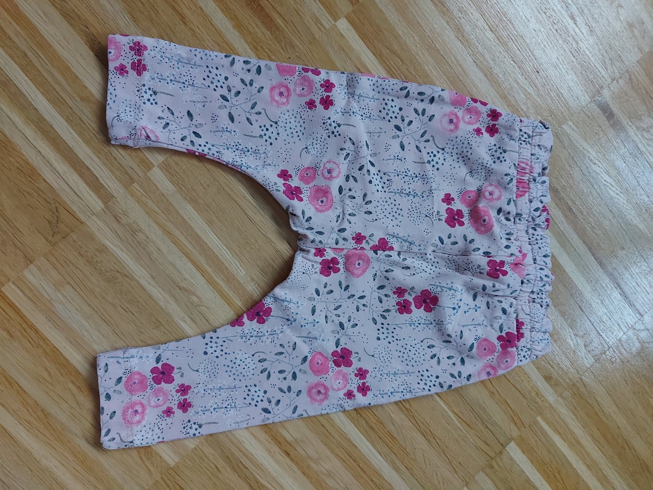 rosa geblümte Babyhose Gr. 56