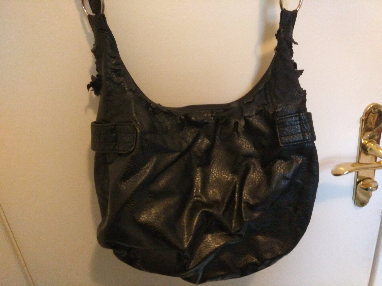 schwarze Handtasche mit Reißverschlüssen und Innentaschen