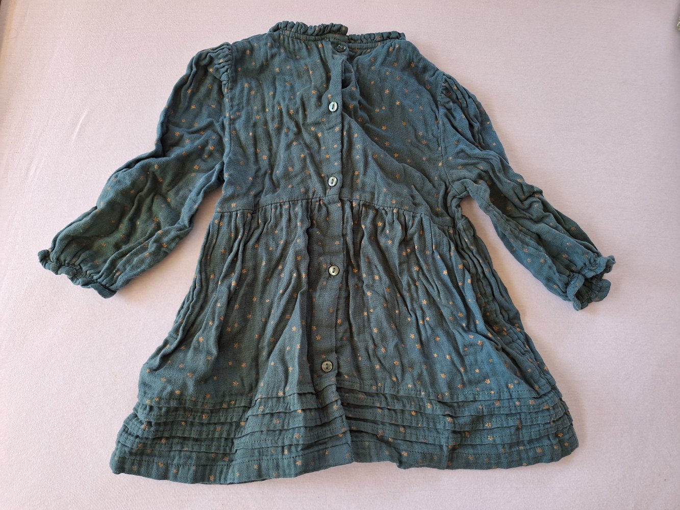 Grünes langärmliges Kleid mit goldenen Sternen und Knöpfen Gr. 86