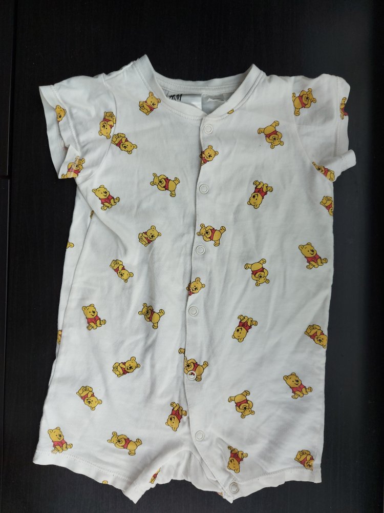 Süßer Babypyjama /Schlafstrampler mit kleinen Baby Winnie Poohs, Gr. 74