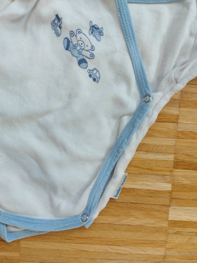 Weiß-blauer langärmliger Wickelbody Gr. 62/68