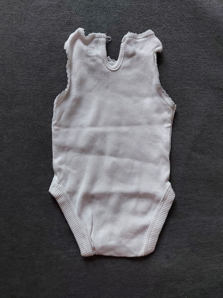 weißer ärmelloser Body bzw. Kurzarmbody Gr. 56