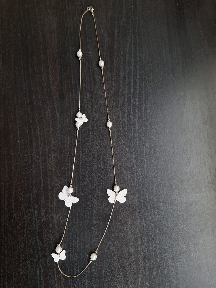 Lange Modeschmuck-Halskette mit weißen Schmetterlingen