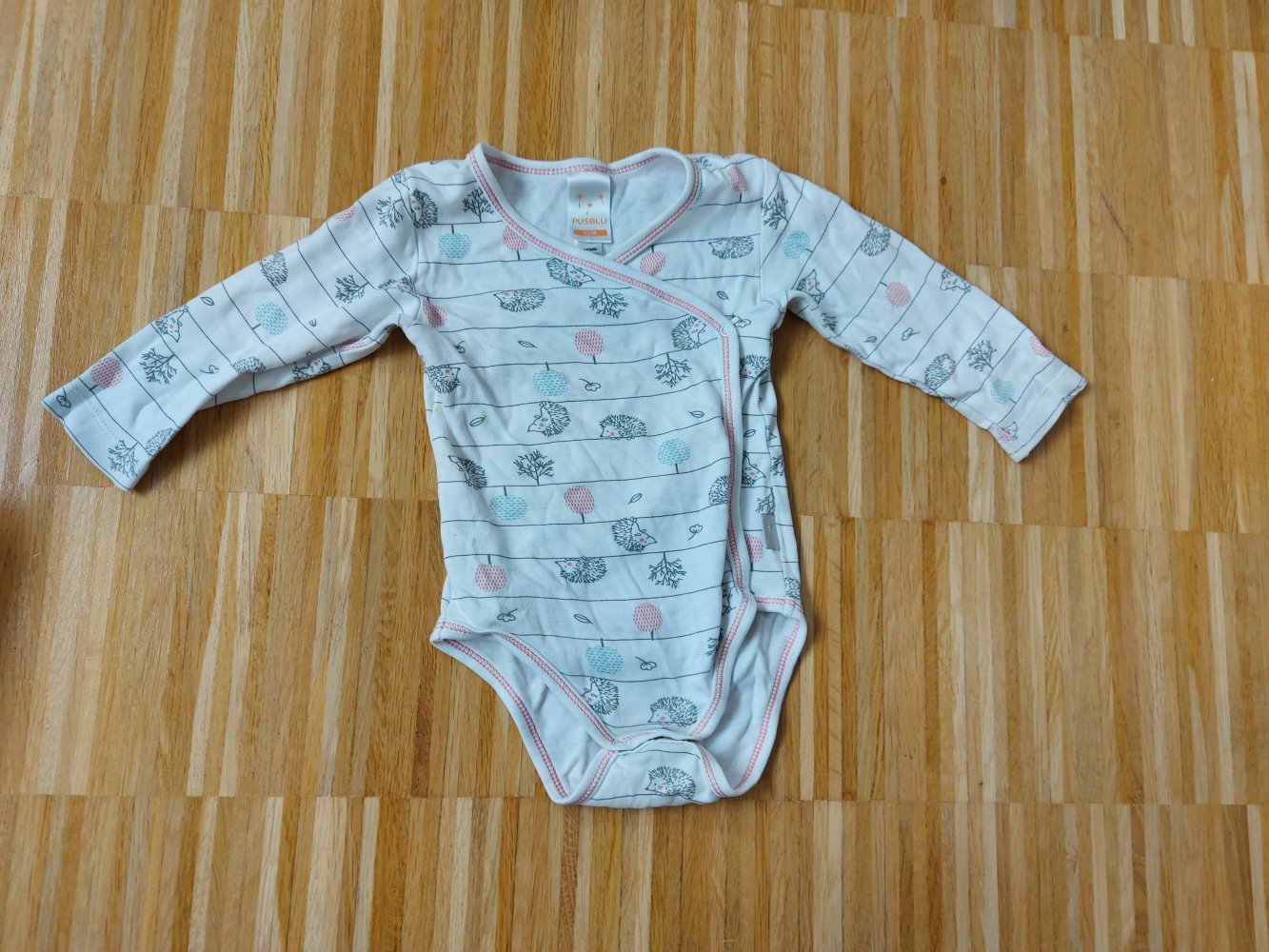 weißer Langarm-Wickelbody mit Igelchen Gr. 62/68
