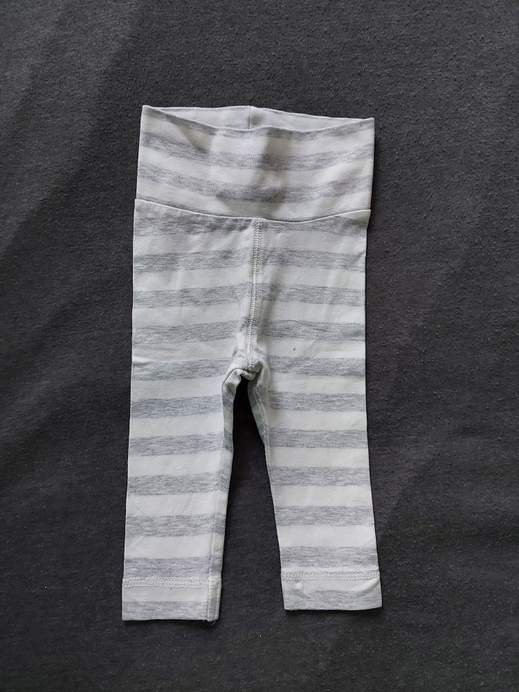 weiß-grau gestreifte Babyhose