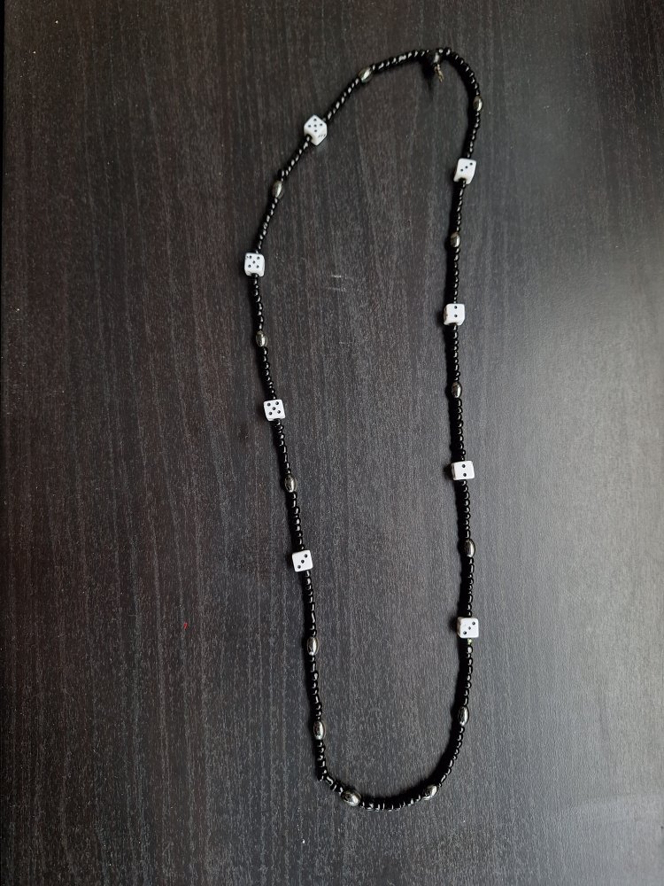 schwarze Halskette mit weißen Würfeln