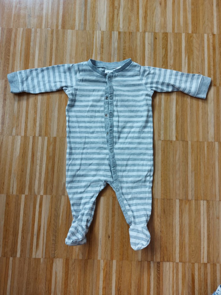 weißer Babyschlafanzug mit grauen Streifen Gr. 62