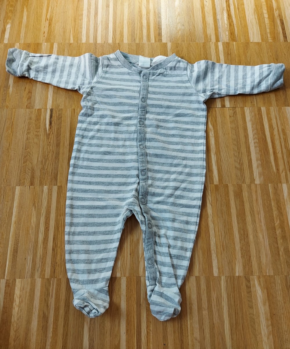 weißer Babyschlafanzug mit grauen Streifen Gr. 62