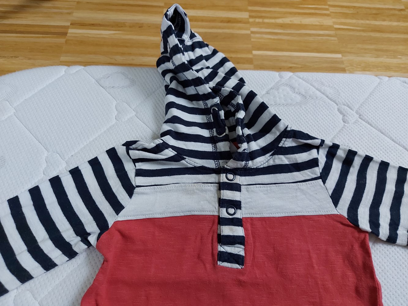 langärmliger weiß gestreifter Babypullover mit Kapuze, Gr. 86