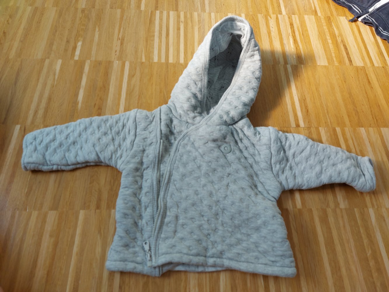 graue gefütterte Babyjacke mit Schneckenmuster innen und Kapuze, Gr. 62
