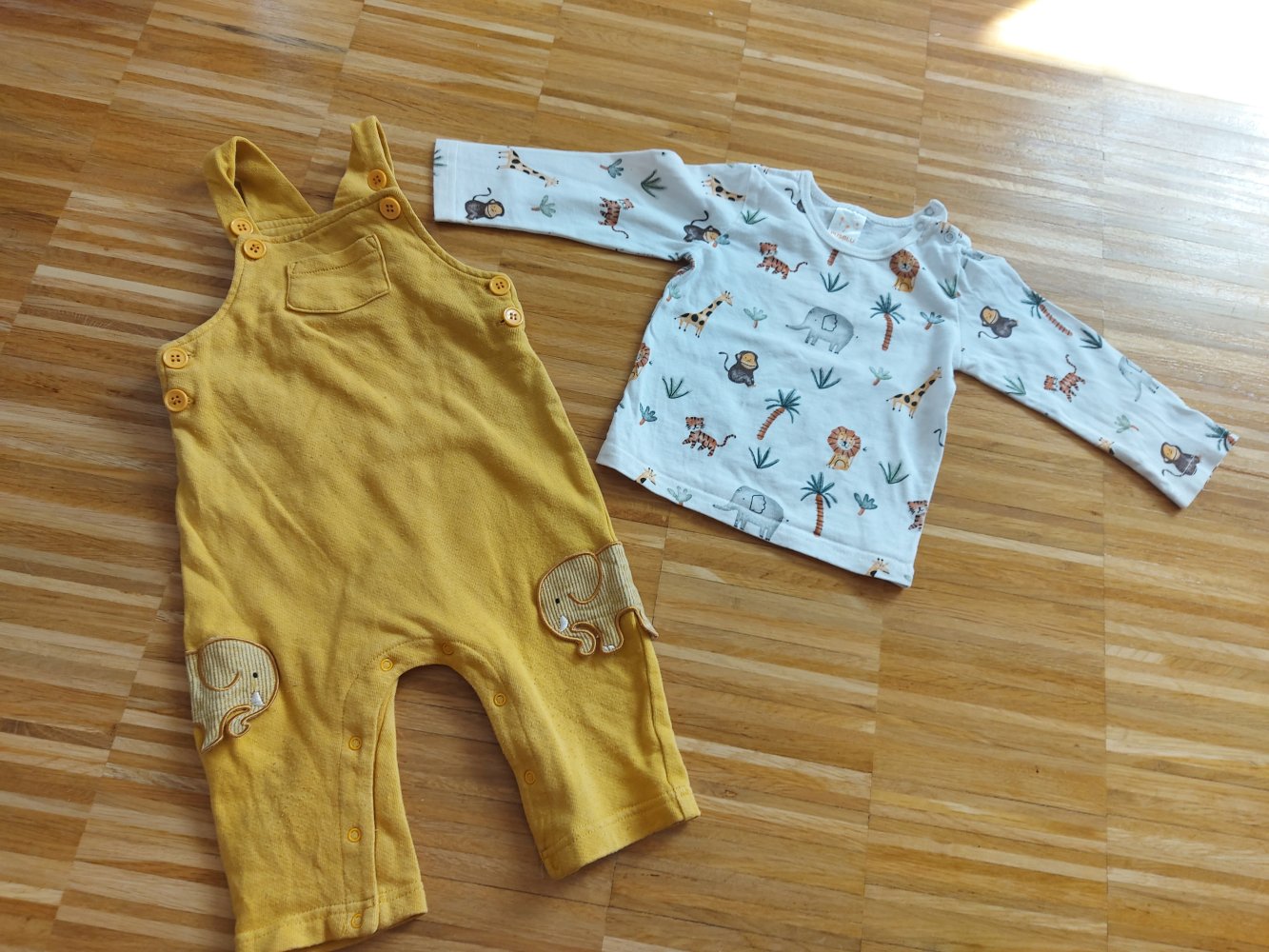 2-teiliges Bekleidungsset mit Wildtiermotiven Langarmshirt und gelbe Latzhose, Gr. 74