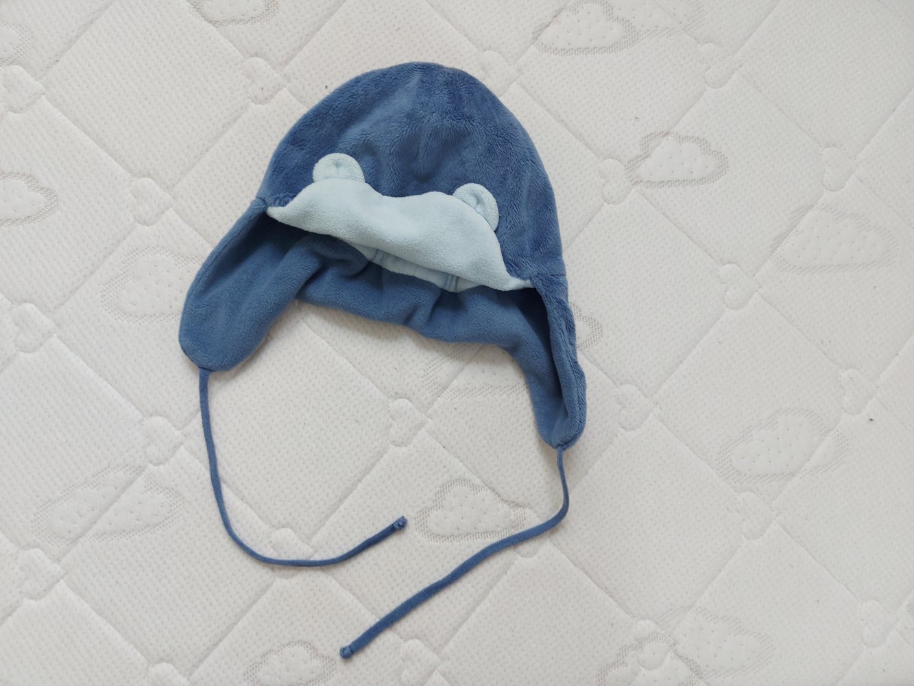 blaue Babymütze / Wintermütze für Babys, Gr. 45 mit Ohrschutz und Schnüren