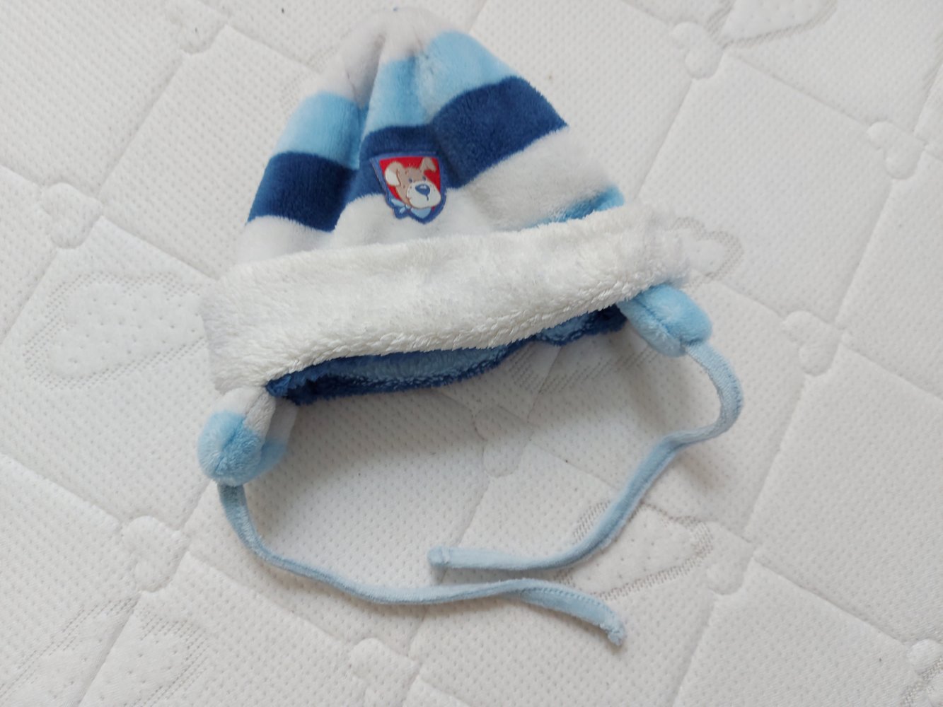 blau-weiß gestreifte Babymütze / Wintermütze für Babys mit Hundemotiv, Gr. 42/43