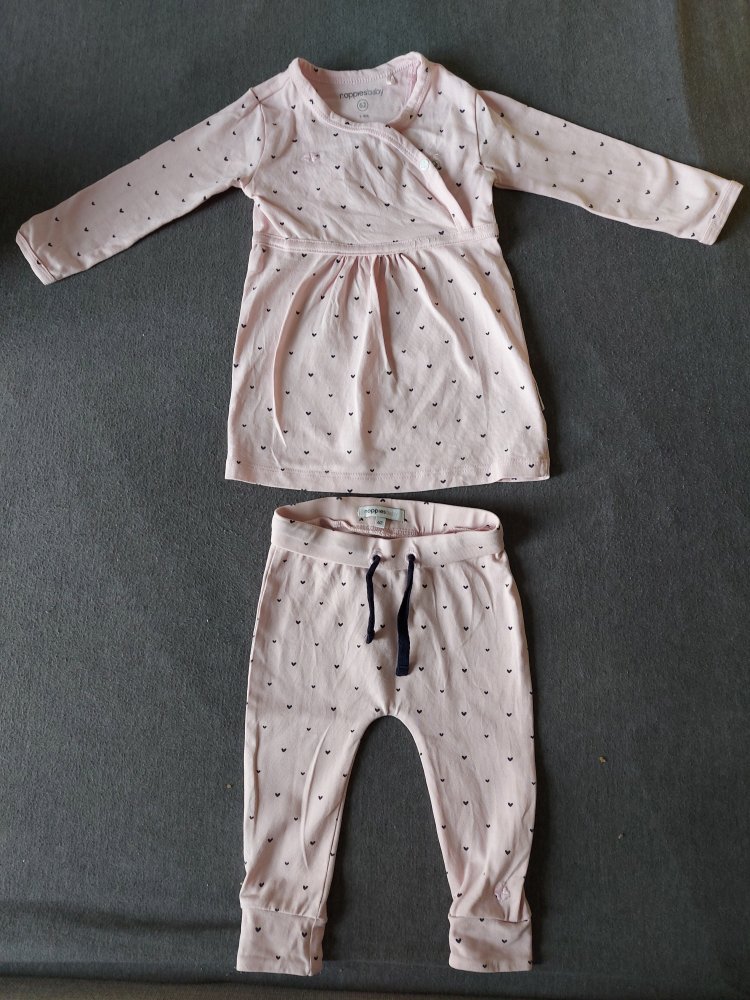 rosa Baby-Bekleidungsset mit schwarzen Herzen, Hose und Kleidchenoberteil, Gr. 62