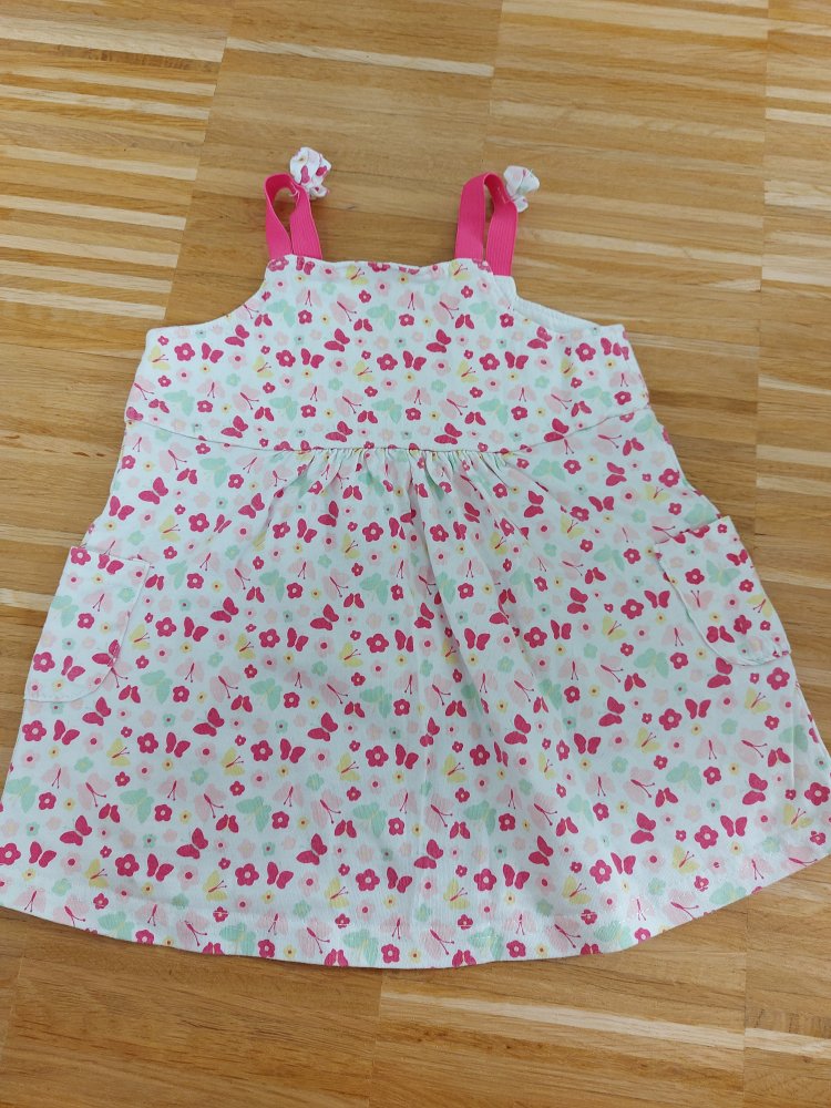 Niedliches Baby-Trägerkleidchen Gr. 74 mit Schmetterlingen und Blümchen 