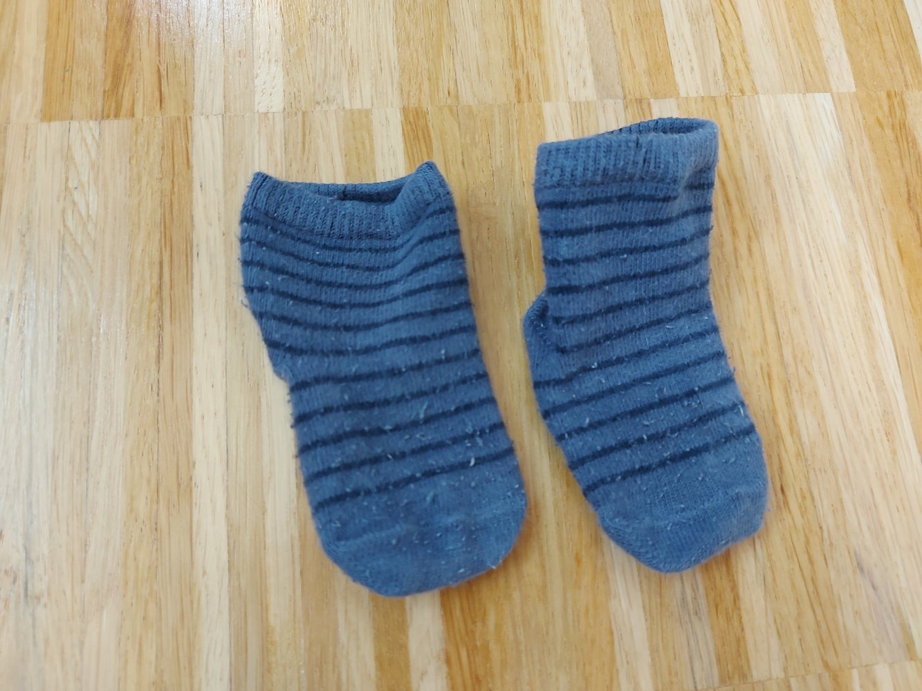 blau-gestreifte Babysocken mit Stoppernoppen von vertbaudet, Gr. 15/18