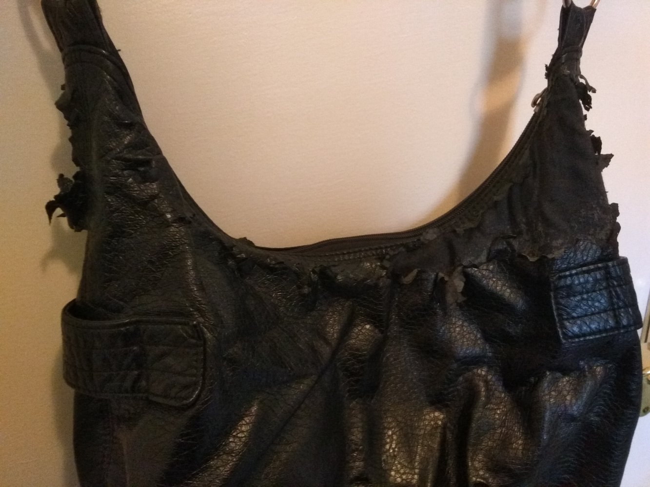 schwarze Handtasche mit Reißverschlüssen und Innentaschen