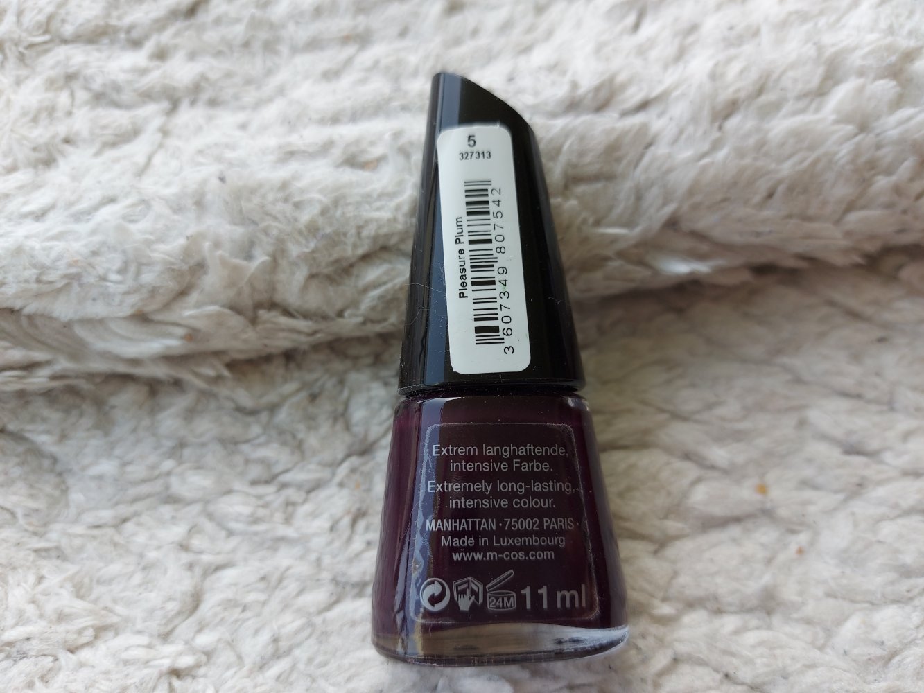 Manhattan Lotus Effect Nail polish pleasure plum Nagellack