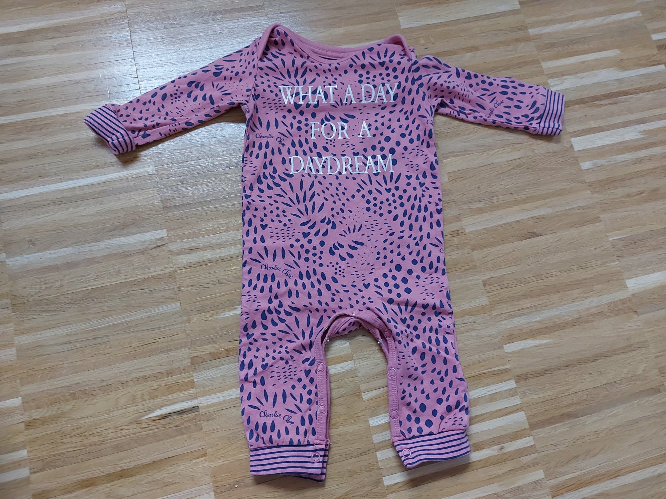 lachsfarbener Baby-Schlafanzug mit Leoprint, Gr. 62 What a day for a daydream Baby Jumpsuit