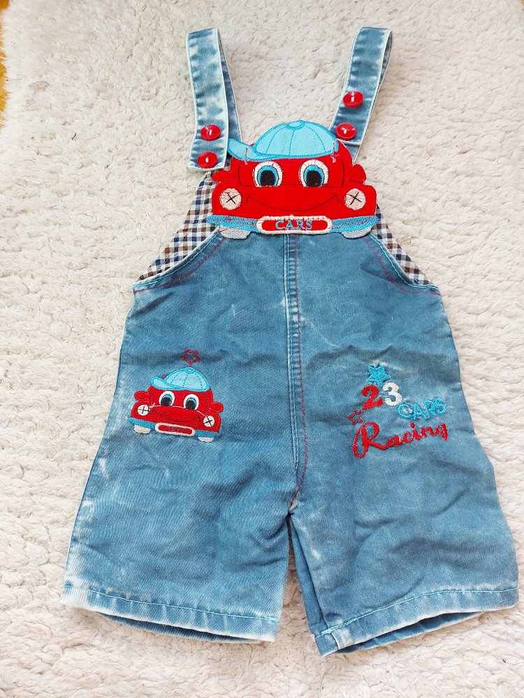 Jeans-Latzhose mit rotem Cars-Auto Gr. 62