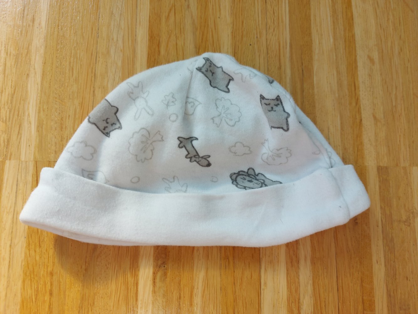 weiße Babymütze mit Tiermotiv