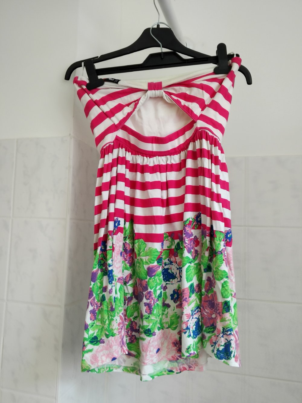 kurzes buntes Sommerkleid mit toller Schleife im Rückenausschnitt / schulterfrei / trägerlos