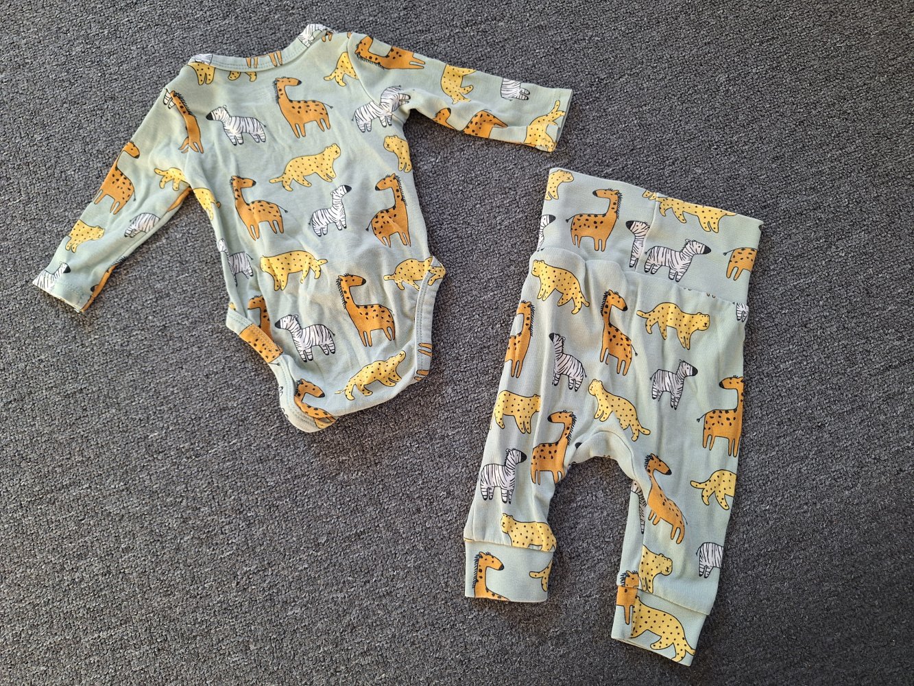 2 teiliges Set: Wickelbody und Hose mit Tieren, Gr. 56 unisex