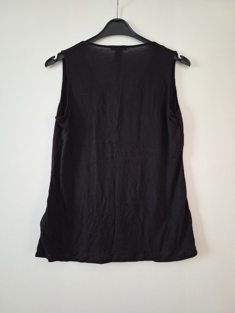 schwarzes Shirt mit schwarzen Steinen am V-Ausschnitt, Gr. M