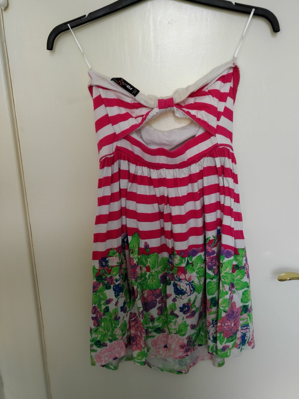 kurzes buntes Sommerkleid mit toller Schleife im Rückenausschnitt / schulterfrei / trägerlos