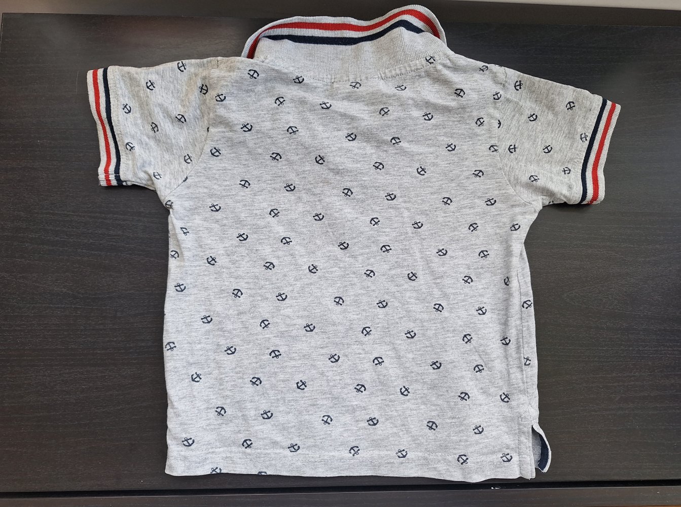 Graues Poloshirt mit Ankern Gr. 92
